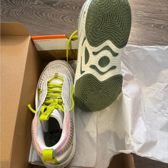 NWOT Nike Cosmic Unity 3 Sneakers - Picture 6 of 6